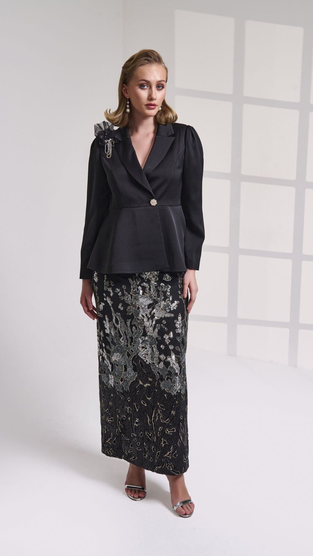 Doğaner Women | Broş Detaylı , Saten Ceket, Payet Etekli, Kadın Takım Elbise (4299)